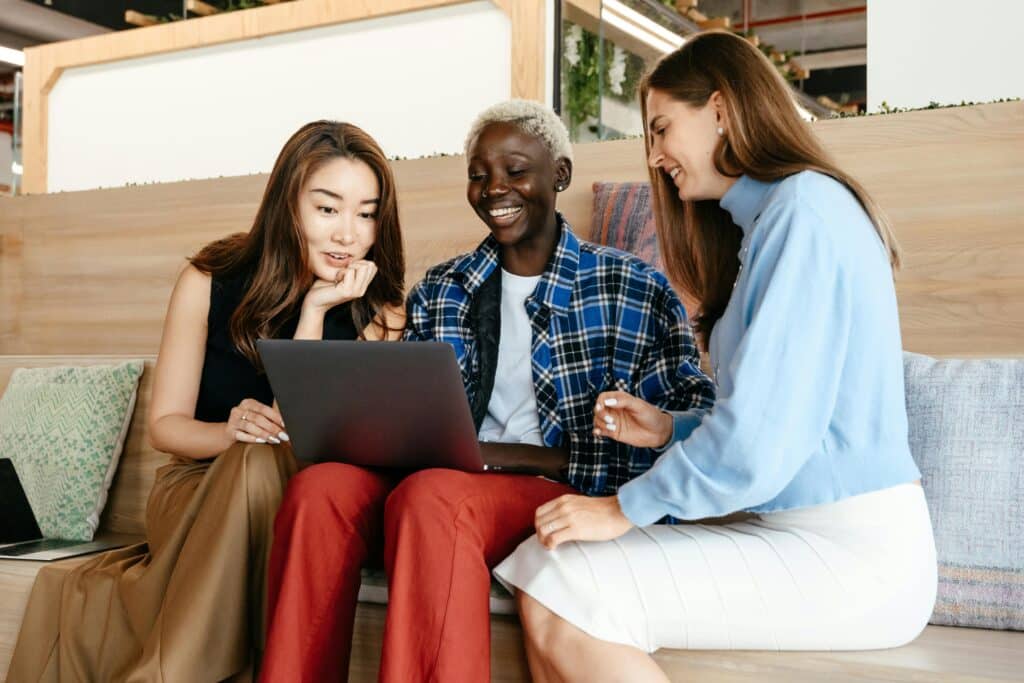Kvinnor i Generation Z diskuterar stress och arbetsmiljö på jobbet